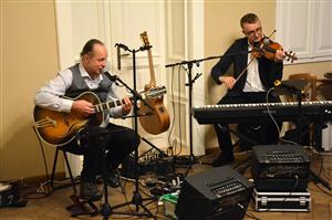 Aleš Nitra a Vláďa Horáček z dua AV Blues & Swing bavili v pátek 17. ledna publikum ve Vile Machů písněmi v žánru blues swingu a dixielandu