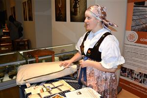 Lidé, kteří se minulou sobotu vydali do příborského muzea „Za tradiční rukodělnou výrobou“, se mohli sejít s čerstvě oceněnou Kristýnou Muchovou, výrobkyní slamníků.