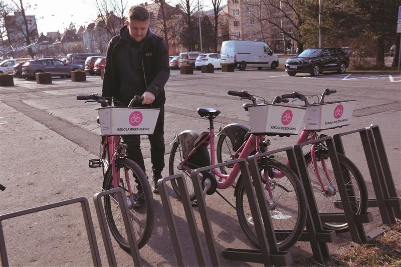 Se začátkem února došlo k vystřídání provozovatelů sdílených kol ve městě. Od začátku týdne bylo v Kopřivnici k dispozici 50 růžových bicyklů. V průběhu dalších týdnů jejich počet vystoupá až na 85