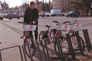 Se začátkem února došlo k vystřídání provozovatelů sdílených kol ve městě. Od začátku týdne bylo v Kopřivnici k dispozici 50 růžových bicyklů. V průběhu dalších týdnů jejich počet vystoupá až na 85