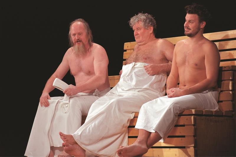 Michal Bumbálek, Miroslav Hanuš a Filip Teller se poslední lednové pondělí saunovali na jevišti kulturního domu v satirické hře Zku*vení havlisti