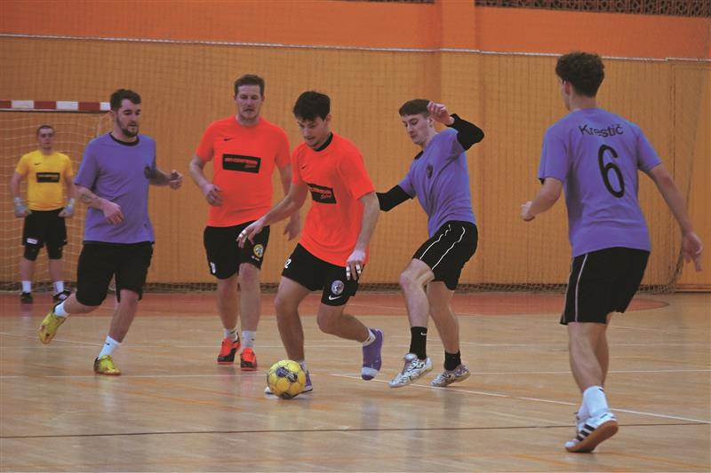 Futsalisté Blue Thunders Kopřivnice (modré dresy) čekali na první výhru sezony až do šestého kola, ve kterém v přestřelce přetlačili céčko Beach Boys Odry