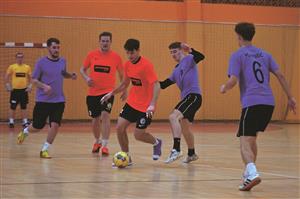 Futsalisté Blue Thunders Kopřivnice (modré dresy) čekali na první výhru sezony až do šestého kola, ve kterém v přestřelce přetlačili céčko Beach Boys Odry