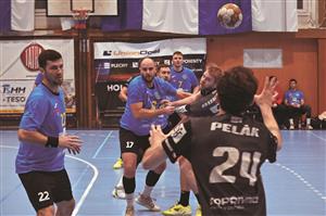 V přípravném duelu se v dresu Zlína objevili i exkopřivničtí Radek Doležel (první zleva) a David Lefan (poslední vzadu), který ještě občas v této sezoně Kopřivnici vypomáhá