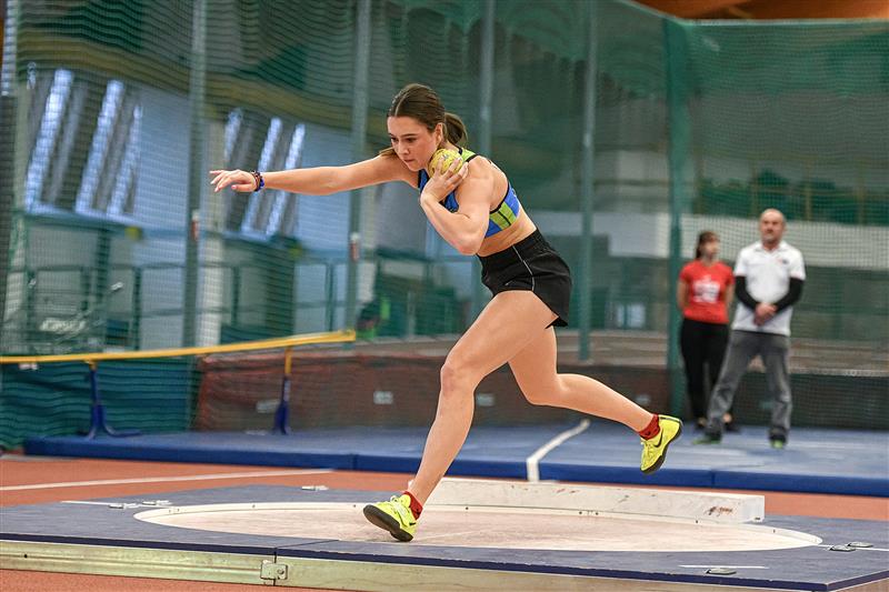 Kopřivnická atletka Adéla Tkáčová (na snímku při disciplíně vrh koulí) vybojovala na Halovém MČR v Praze zlatou medaili v pětiboji. Je to její první zlatá na republikovém šampionátu dospělých.