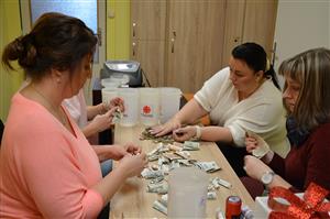 Před týdnem pracovnice Charity Kopřivnice rozpečetily kasičky, jejich obsah spočítaly a zaevidovaly. Koledníci jen v samotné Kopřivnici vykoledovali víc než tři sta tisíc. FOTO: DANA HOĎÁKOVÁ