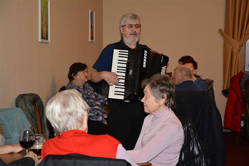Zpívání za doprovodu harmonikáře Lubomíra Piskoře přilákalo před týdnem do Vily Machů víc než sedm desítek seniorů.