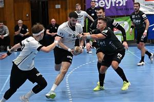 Házenkáři Kopřivnice (černé dresy) vstoupili do jarní části důležitou domácí výhrou, když v derby porazili Frýdek-Místek.