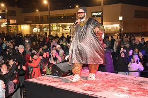 Součástí programu, který byl připomínkou 120. výročí narození Zdeňka Buriana, bylo i vystoupení tří generací hudební rodiny Burianů. Program uzavíral Jiří Burian alias Kapitán Demo