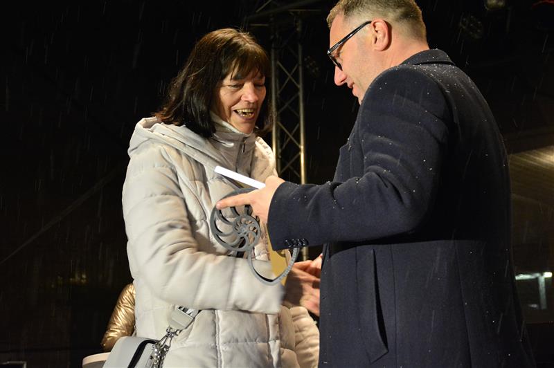Kromě Lenky Dobiášové si originální kovovou cenu odneslo dalších šest oceněných výtvarníků