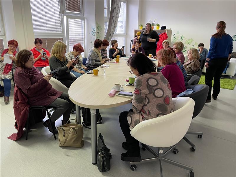Osmnáct seniorů přišlo na první kurz, v němž se pod vedením dvou lektorek učili pracovat s chytrým mobilem