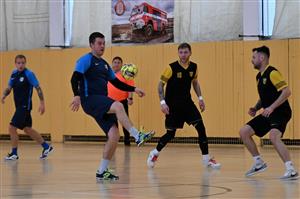 Futsalisté FU Kopřivnice C (modré dresy) na závěr sezony v 1. okresní třídě vyhráli dva ze tří zápasů. V tomto duelu porazili Wespen Nový Jičín 2:1