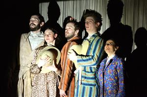 Až z ústeckého Činoherního studia přivezli v minulém týdnu do Kopřivnice autorskou inscenaci Hanzelkazikmund (Zde jsou lvi). Netradiční komediální představení bylo součástí divadelního předplatného KDK