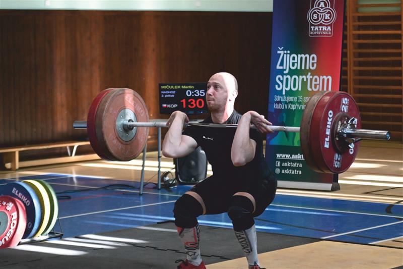 Domácí Martin Mičulek v 1. kole extraligy právě zvedá nad hlavu 130 kg v nadhozu, nakonec přispěl v této disciplíně 133 kg