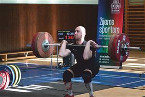 Domácí Martin Mičulek v 1. kole extraligy právě zvedá nad hlavu 130 kg v nadhozu, nakonec přispěl v této disciplíně 133 kg