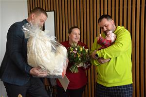 Novorozenou Karolínu Přikrylovou, první letošní malou občanku Kopřivnice, přivítal spolu s jejími rodiči na radnici starosta Adam Hanus