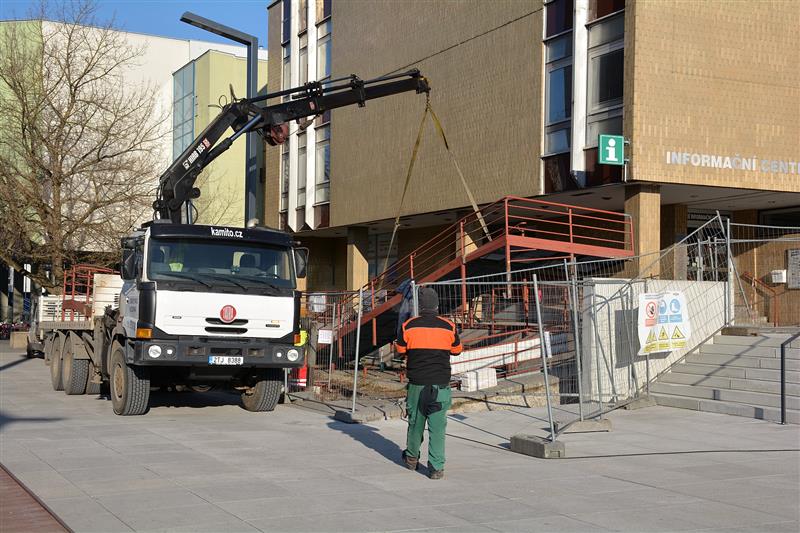 V minulém týdnu byla přestěhována rampa umožňující vstup do KDK lidem s kočárky a osobám s handicapem. Na novém místě zůstane až do června