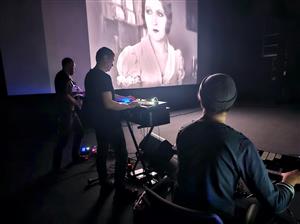 Trio hudebníků (zleva) Václav Nevrlý, Michal Burget a Tomáš Háček doprovodili vlastní hudební improvizací projekci němého filmu Páter Vojtěch