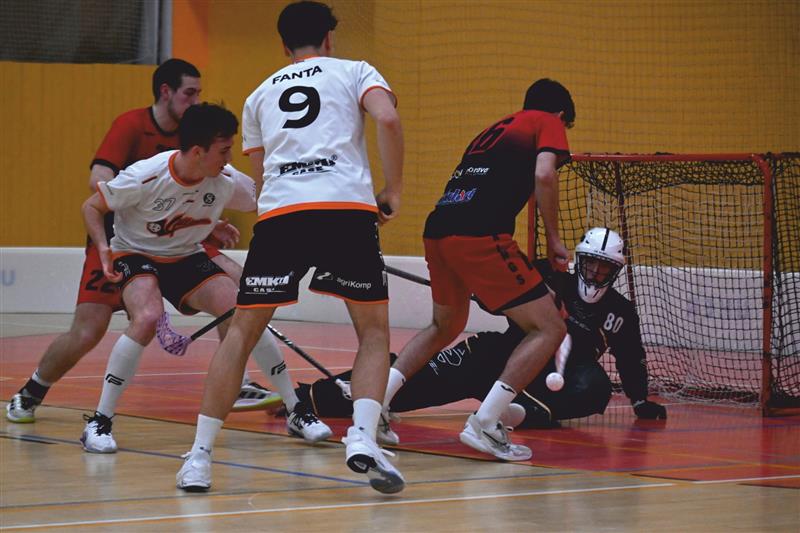 Nebezpečnou situaci v utkání Kopřivnice (červené dresy) – Gullivers Brno na svém brankovišti právě řeší gólman Vikingů Mikuláš Kalina