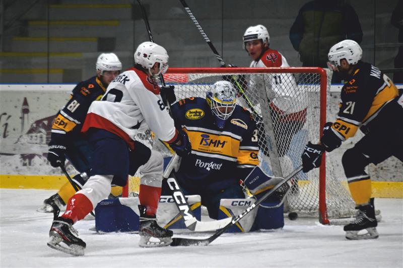 Nebezpečnou situaci ze čtvrtého derby sezony proti Matěji Kořenkovi domácí gólman Andreas Kubáň i s přispěním spoluhráčů Petra Kelnara a Jakuba Macha zdárně vyřešil