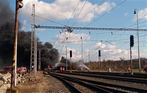 Snímek zásahu u požáru cisternového vlaku s benzenem, který na místě pořídili kopřivničtí hasiči. Ti byli povoláni na místo společně s dalšími 37 jednotkami ze tří krajů.