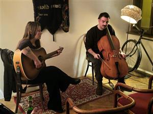 Barbora Hora a Václav Orcígr zahráli v Kopřivnici bez zvukové aparatury na komorním bytovém koncertu, který v pátek 28. února uspořádala Živá Mandala.