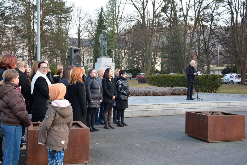 Na připomínce Masarykových narozenin ani letos nechyběli členové místního klubu MDH a ženský sbor Cantus Venuste