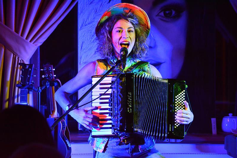 Zpěvačka Kaczi vystupovala minulý pátek ve vyprodané Vile Machů. O kulisy i pestrobarevný kostým se jí postarala výtvarnice Pavla Smetková