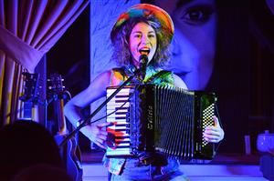 Zpěvačka Kaczi vystupovala minulý pátek ve vyprodané Vile Machů. O kulisy i pestrobarevný kostým se jí postarala výtvarnice Pavla Smetková