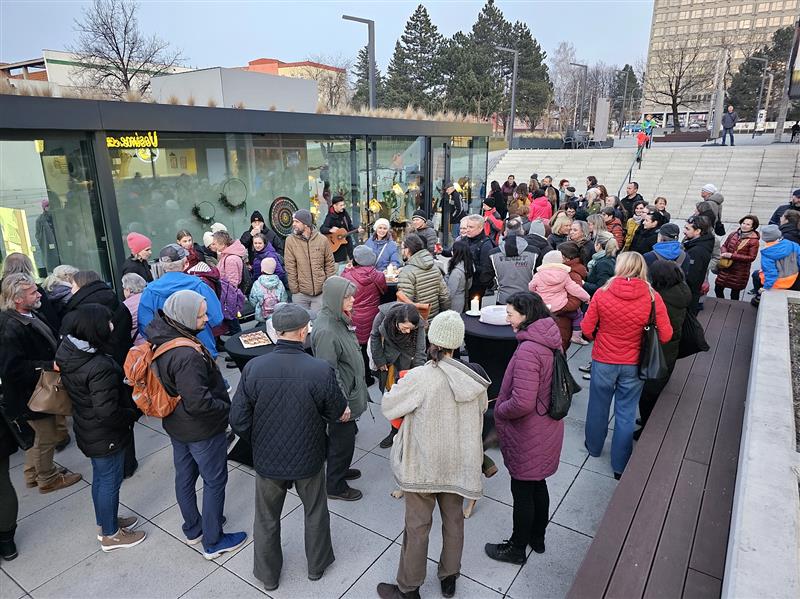 Ještě týden bude ve výstavním pavilonu k vidění expozice výrobků místních tvůrců pod názvem Rukama domov. Její vernisáž se těšila nebývalému zájmu veřejnosti