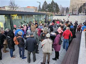 Ještě týden bude ve výstavním pavilonu k vidění expozice výrobků místních tvůrců pod názvem Rukama domov. Její vernisáž se těšila nebývalému zájmu veřejnosti
