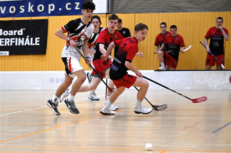 Snad nejhorší zápas celé sezony zažili florbalisté Kopřivnice (červené dresy) v tomto úvodním osmifinále play-off, když doma s Chomutovem prohráli vysoko 1:9