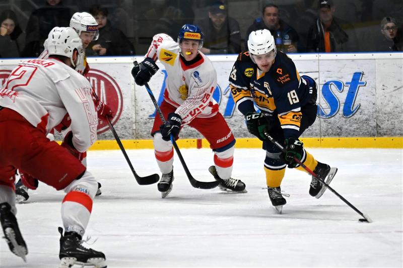 V posledním utkání sezony sice hokejisté Kopřivnice (na snímku střílí na branku soupeře Matěj Mach) prohráli s Opavou, ale druhou ligu nakonec zachránili