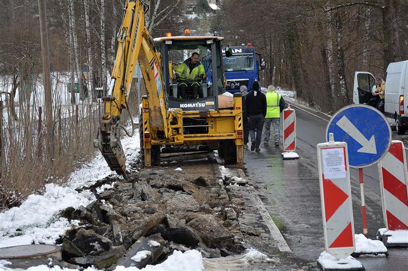 I přes sněhové přeháňky v pondělí začaly práce na rekonstrukci chodníku podél sportovního areálu v Lubině. Stavba bude komplikovat pohyb především chodcům, kteří nemají v místě k dispozici jiný chodník
