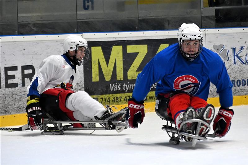 Na zimáku v Kopřivnici si zatrénovali parahokejisté, na snímku v modrém člen širšího kádru nároďáku David Vrubel, v bílém nováček Matyáš Frýdl z Lubiny