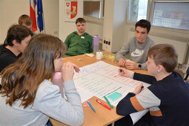 Žáci ze ZŠ Emila Zátopka, kteří přišli na radnici, kde se zúčastnili školního fóra, se zamýšleli nad tím, co by se nejen ve škole, ale i ve městě mohlo zlepšit