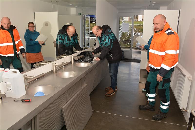 V pondělí probíhaly poslední přípravné práce před plánovaným otevřením nových veřejných toalet v centru města. Skutečné zahájení provozu bylo nakonec odloženo na dnešek z důvodu středeční odstávky vody v celém objektu kulturního domu