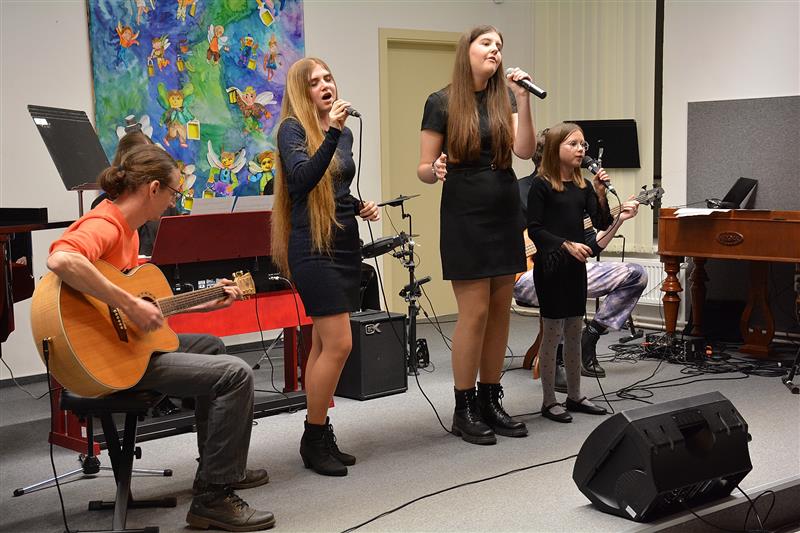 Koncert populární hudby pořádaný v sále ZUŠ Zd. Buriana představil nejen sólisty a komorní soubory, kteří v hodinách hrají populární písně. Na programu bylo i vystoupení kapely Ibalgin se zpěvačkami Sofií Horehleďovou, Terezií Heraltovou a Viktorií Lichno