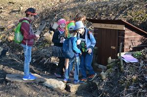 Slavnostní otevření a požehnání studánky U Hurských se účastnilo i hodně dětí. Ty si užily stoupání do svahu Červeného kamene zpestřené zajímavými úkoly