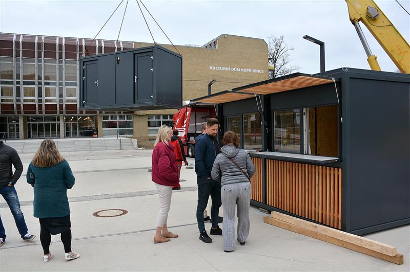 Od minulého týdne jsou v centru Kopřivnice instalovány dva multifunkční stánky