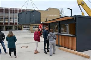 Od minulého týdne jsou v centru Kopřivnice instalovány dva multifunkční stánky