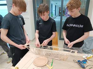 Žáci devátého ročníku ZŠ Alšova postavili na půdě ostravské VŠB-TUO nejpevnější most ze špejlí. Vydržel pětatřicetikilogramovou zátěž