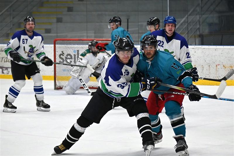 Tým HC Slivovice slaví titul. Na snímku z finále 1. ligy proti Staré Bělé jsou v bílých dresech zleva Petr Langer (č. 67), brankář Jiří Koňařík, René Kot (39) a Ladislav Mička (22)