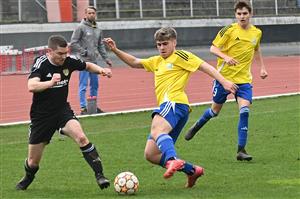 Na snímku z utkání s Dobraticemi bojuje o míč ve žlutém domácí Vladimír Bruno Hlaváč, vpravo Jan Jašek, vzadu přihlíží trenér Jan Neckář