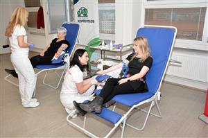 Kopřivnice byla prvním místem, kam přijeli pracovníci transfúzního oddělení novojičínské nemocnice, aby vyzkoušeli projekt mobilního odběrového místa. Krev na radnici darovalo 24 lidí.