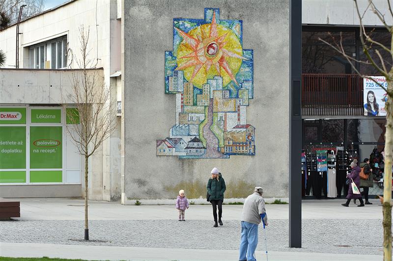 Autor mozaiky v centru Kopřivnice Vlastislav Holub by se dnes dožil sta let a jeho dílo čeká restaurování.