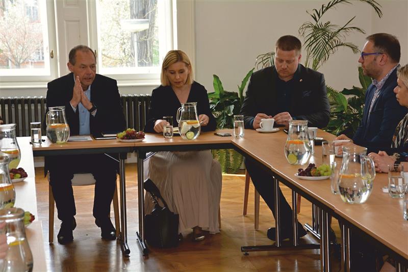 S ministrem Petrem Kulhánkem diskutovali nejen zástupci místní radnice, ale i okolních měst i vzdálenějších obcí.