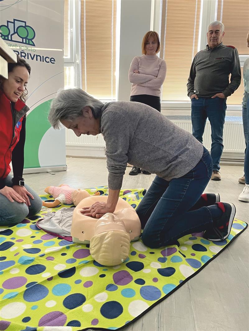 Většina lidí, kteří přišli na praktickou přednášku, využila možnosti a vyzkoušela si možnost zkusit si, jak se správně provádí masáž srdce či použít externí defibrilátor