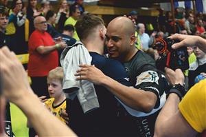 Pořádně dlouhé bylo loučení házenkáře Edwina Brita Beniteze, kterého po jeho posledním zápase obsypali spoluhráči i fanoušci