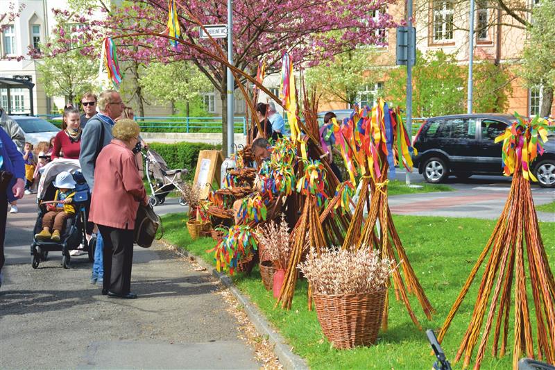 Na Zelený čtvrtek si řada Kopřivničanů nenechala ujít velikonoční jarmark s doprovodným kulturním programem a nabídkou tradičního zboží pořádaný v sadu E. Beneše.
